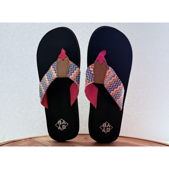 BY YB Womens Size 9 Black Pink Zigzag Sandals Flip Flops Colorful Pattern - Picture 1 of 12
